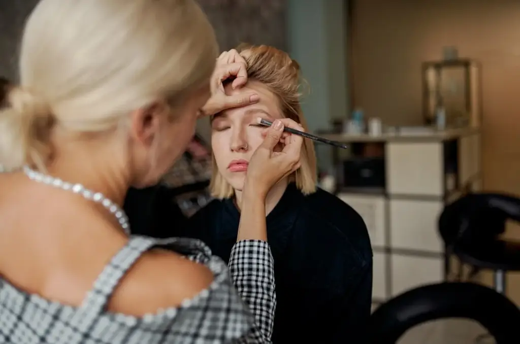 韓國彩妝來襲：引領亞洲美容風潮，征服你的美麗舞台！